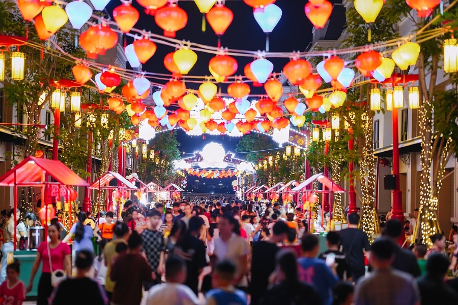 Những khu phố thương mại sôi động suốt 24/7 tạo nên phong cách sống năng động tại Vinhomes Golden Avenue.