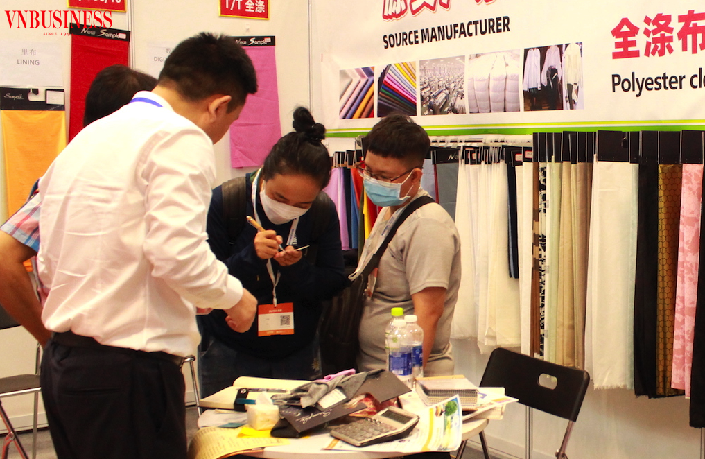 Ngành dệt may Việt Nam cần tránh tình trạng hàng hóa Trung Quốc “mượn” xuất xứ để vào thị trường Mỹ khi mà ngành này đang phụ thuộc tới 70% vào nguồn nhập khẩu, phần lớn từ Trung Quốc.