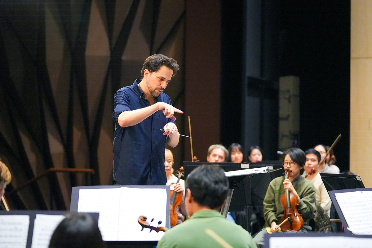 Các nghệ sĩ của Dàn nhạc Giao hưởng Mặt Trời đang gấp rút tập luyện cho buổi biểu diễn.