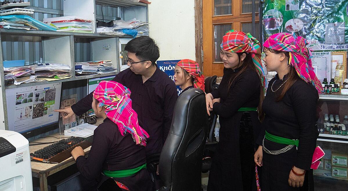Nhiều HTX có đồng bào dân tộc thiểu số ở Lào Cai đã chủ động ứng dụng thương mại điện tử vào sản xuất kinh doanh.