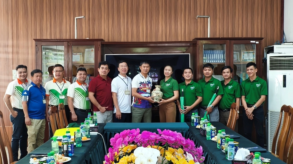 Phú Mỹ gặp gỡ, trao đổi với các đối tác bên Lào.