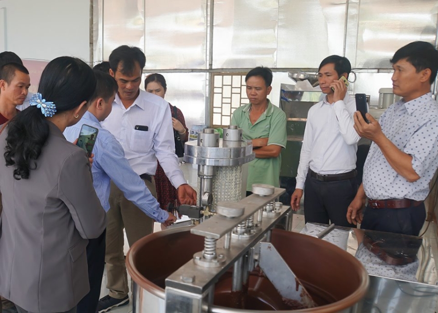 Đầu tư máy móc, ứng dụng khoa học công nghệ được nhiều HTX chú trọng.