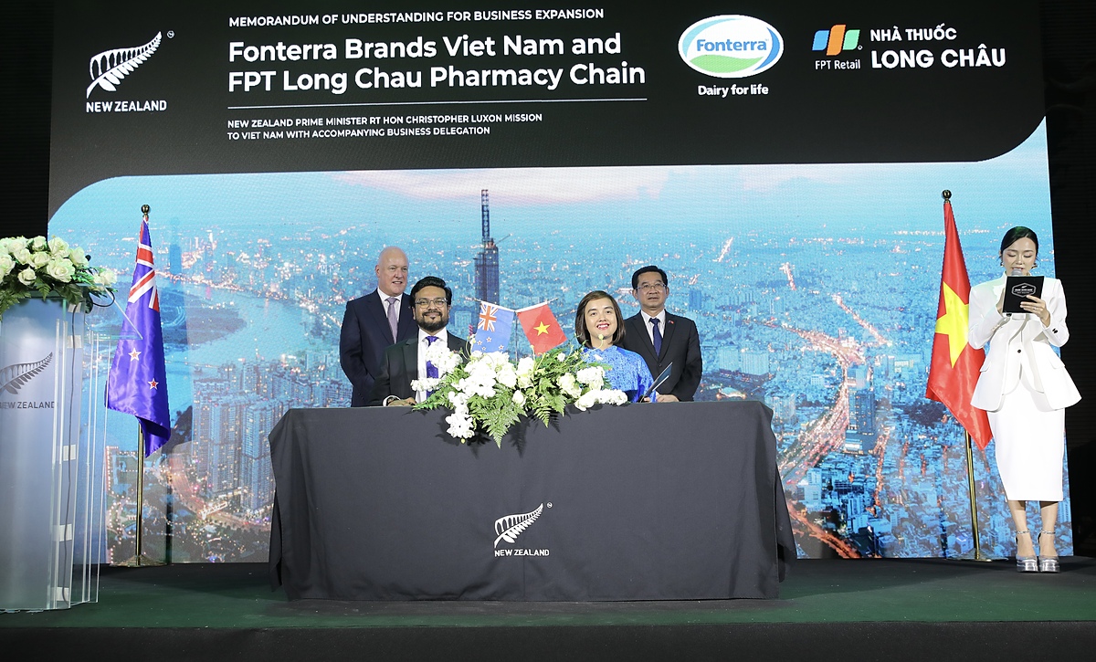 Lễ ký kết hợp tác chiến lược FPT Long Châu và Anlene &lpar;thuộc tập đoàn Fonterra tại New Zealand&rpar;.