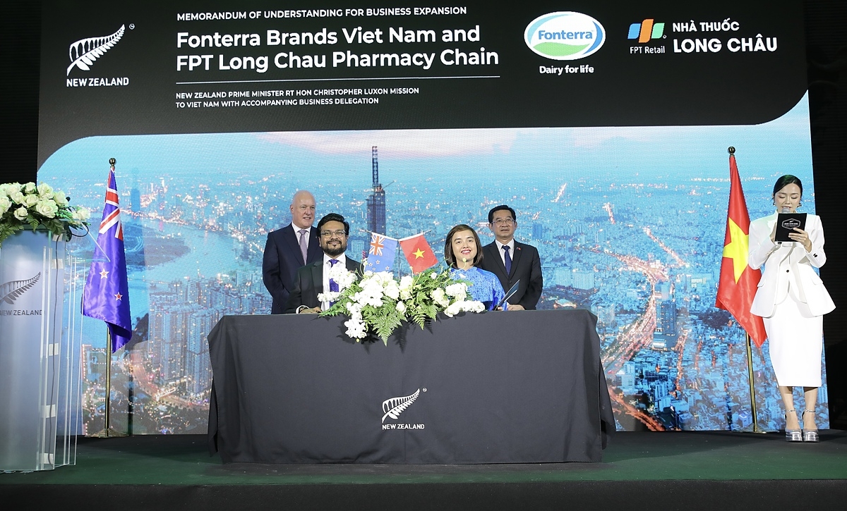 Lễ ký kết hợp tác chiến lược FPT Long Châu và Anlene &lpar;thuộc tập đoàn Fonterra tại New Zealand&rpar;.