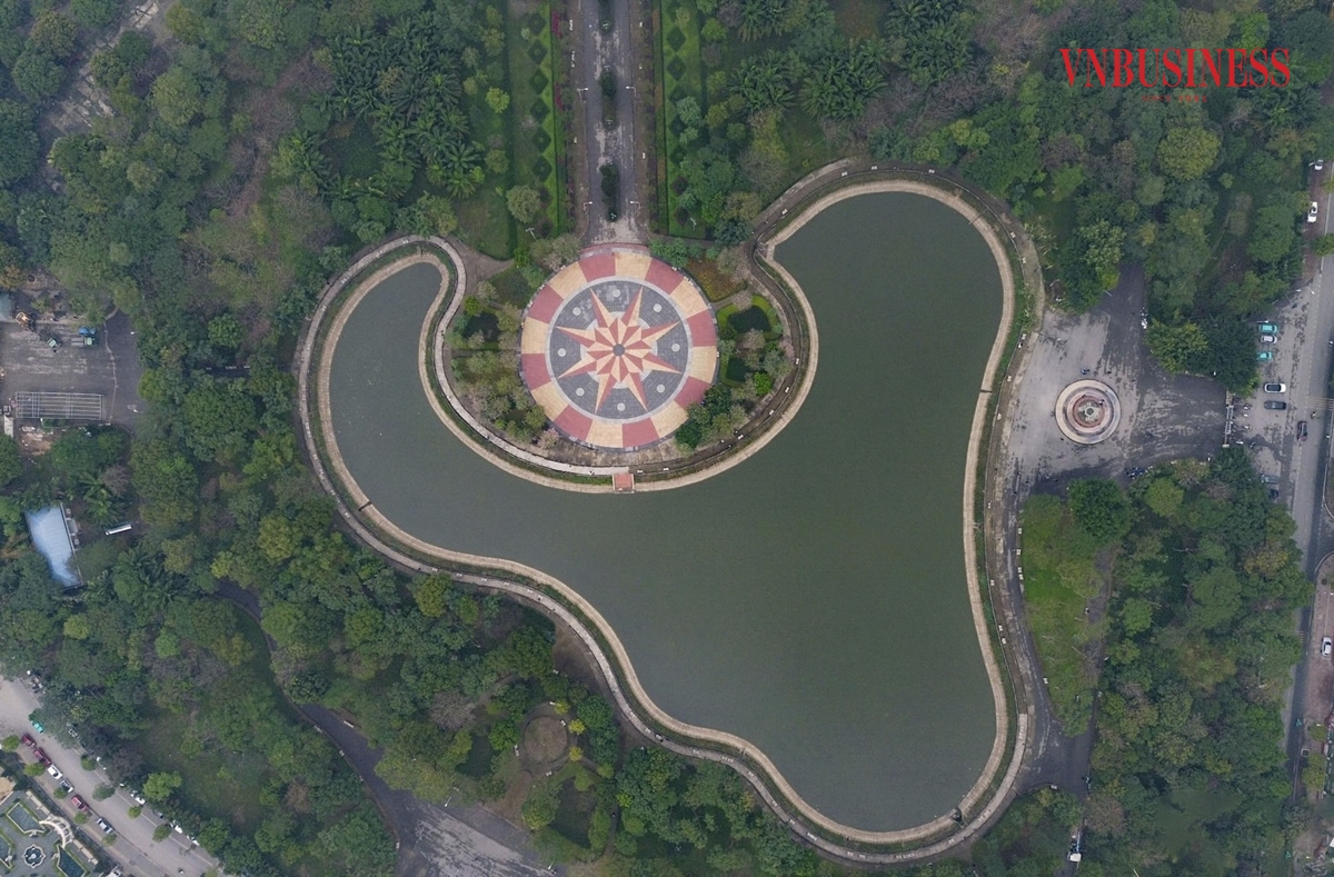 Công viên Cầu Giấy nằm trên đường Thành Thái &lpar;Phường Dịch Vọng, quận Cầu Giấy, TP Hà Nội&rpar; có diện tích rộng khoảng 6.540 m2 mở cửa từ năm 2014, là một trong những công viên được xây dựng bài bản, hiện đại bậc nhất Thủ đô.