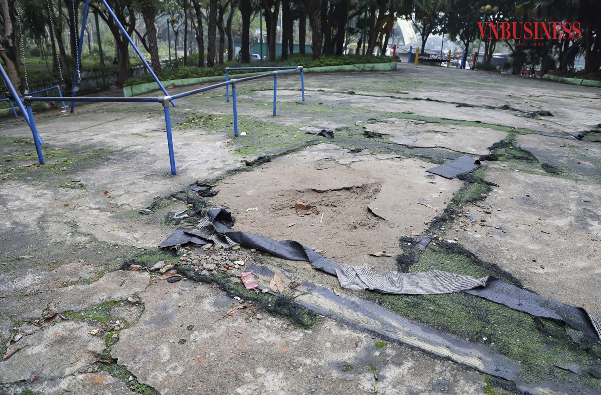 Toàn bộ thảm cỏ nhân tạo đã hư hỏng tại khu vực vui chơi trẻ em đã được loại bỏ. Dự án cũng sẽ thay mới và lắp bổ sung các thiết bị vui chơi, thiết bị tập thể dục thể thao ngoài trời đã xuống cấp, hư hỏng.