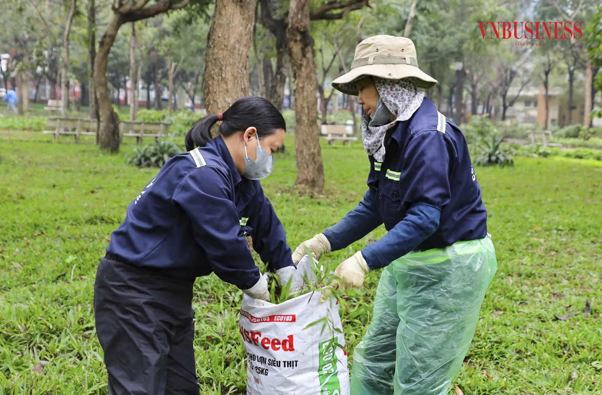 Các nhóm công nhân đang tích cực triển khai công việc để đảm bảo tiến độ. Quá trình thi công diễn ra nhộn nhịp với sự tham gia của nhiều đội thi công chuyên biệt. Các hạng mục công việc đều được thực hiện đồng bộ.