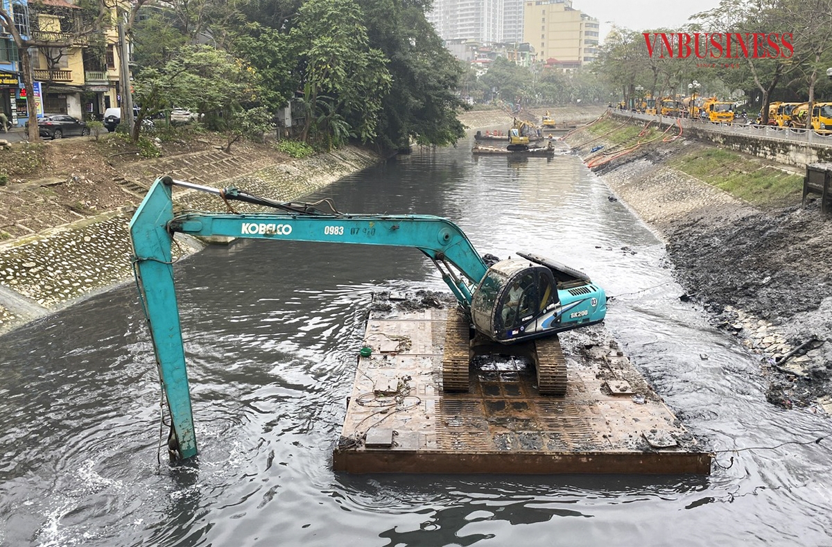 Sông Tô Lịch có chiều dài hơn 14km, bắt nguồn từ phường Nghĩa Đô &lpar;quận Cầu Giấy&rpar;, đổ ra sông Nhuệ đoạn xã Hữu Hòa &lpar;huyện Thanh Trì&rpar;.