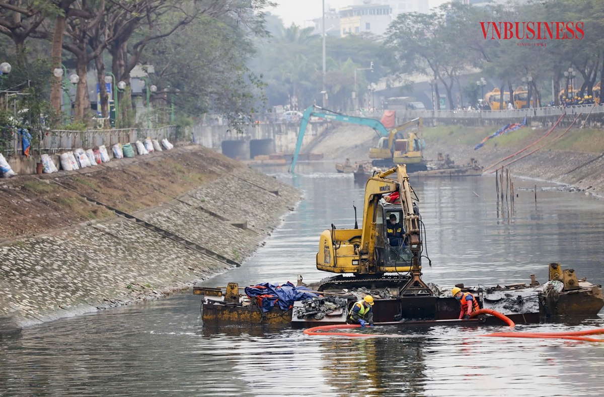 Trung bình mỗi ngày, sông Tô Lịch phải tiếp nhận khoảng 160.000m3 nước thải sinh hoạt. Hầu hết lượng nước thải này không được xử lý hoặc xử lý chưa đạt quy chuẩn đã xả trực tiếp ra sông.
