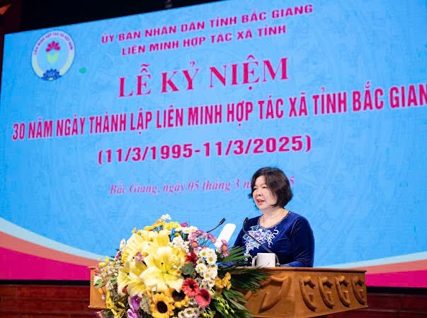 Chủ tịch Liên minh HTX Việt Nam Cao Xuân Thu Vân phát biểu tại Lễ Kỷ niệm.
