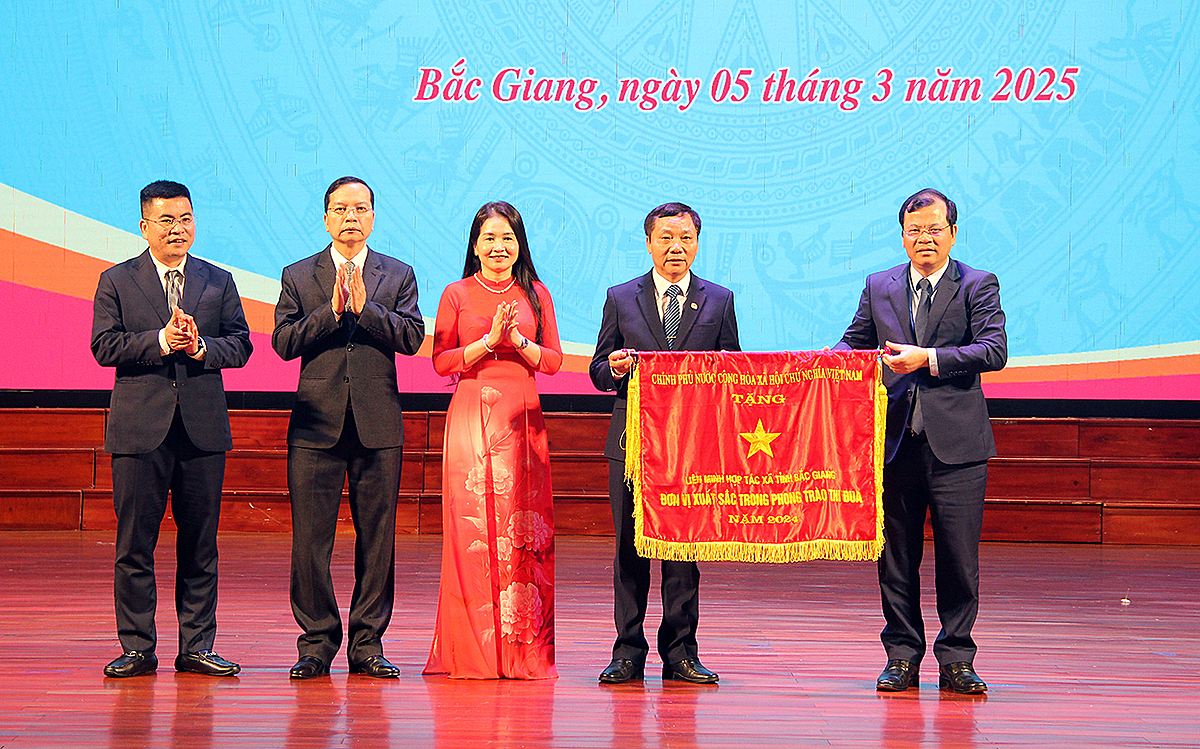 Phó Chủ tịch UBND tỉnh Bắc Giang Phan Thế Tuấn trao Cờ thi đua của Thủ tướng Chính phủ cho Liên minh HTX tỉnh.