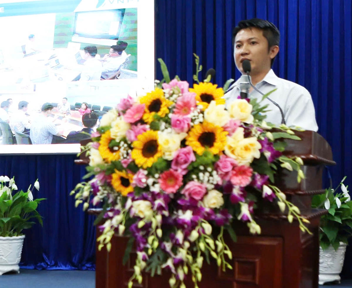Đại diện Tập đoàn VNPT tại tỉnh Bạc Liêu giới thiệu nền tảng công nghệ hỗ trợ phát triển trong lĩnh vực nông nghiệp.