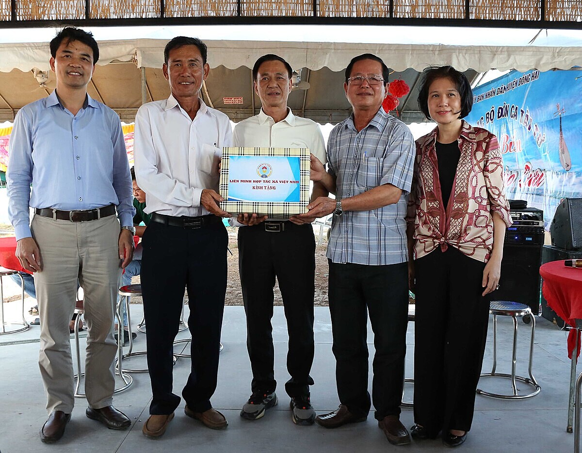 Đoàn công tác Liên minh Hợp tác xã Việt Nam tặng quà cho HTX sản xuất và dịch vụ muối công nghệ cao Đông Hải.
