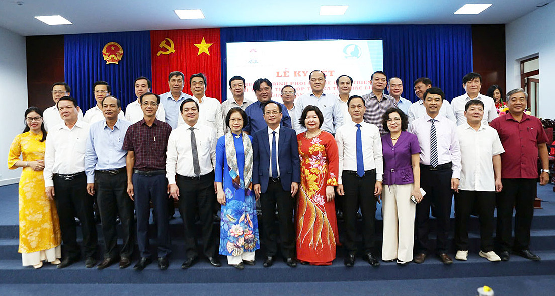 Các đại biểu chụp ảnh lưu niệm tại lễ Ký kết.