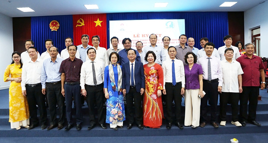 Các đại biểu chụp ảnh lưu niệm tại lễ Ký kết.