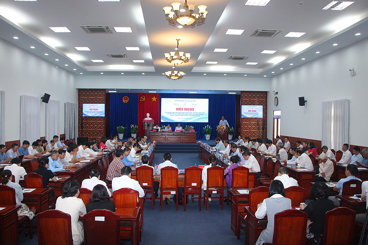 Quang cảnh Hội nghị bàn giải pháp thúc đẩy ứng dụng công nghệ, đổi mới sáng tạo, chuyển đổi số trong hoạt động sản xuất kinh doanh và xúc tiến thương mại cho các HTX.