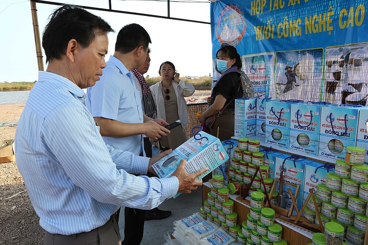 Các đại biểu tham quan và trải nghiệm các sản phẩm muối công nghệ cao của HTX sản xuất và dịch vụ muối công nghệ cao Đông Hải.