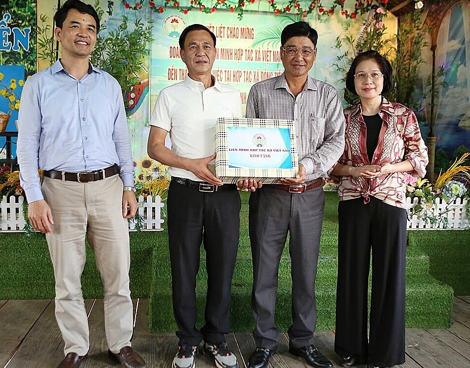 Đoàn công tác Liên minh Hợp tác xã Việt Nam tặng quà cho HTX Đồng Tiến.