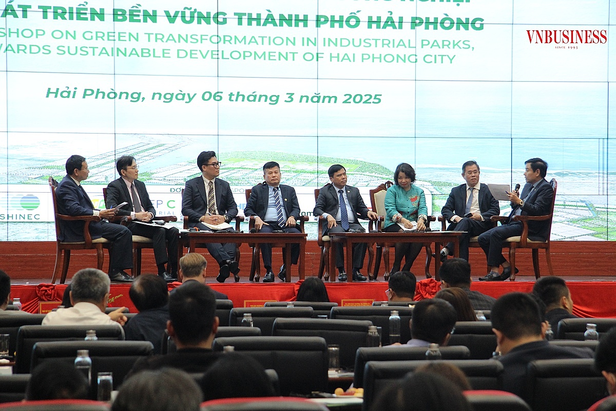 Các chuyên gia, lãnh đạo tham gia tọa đàm.