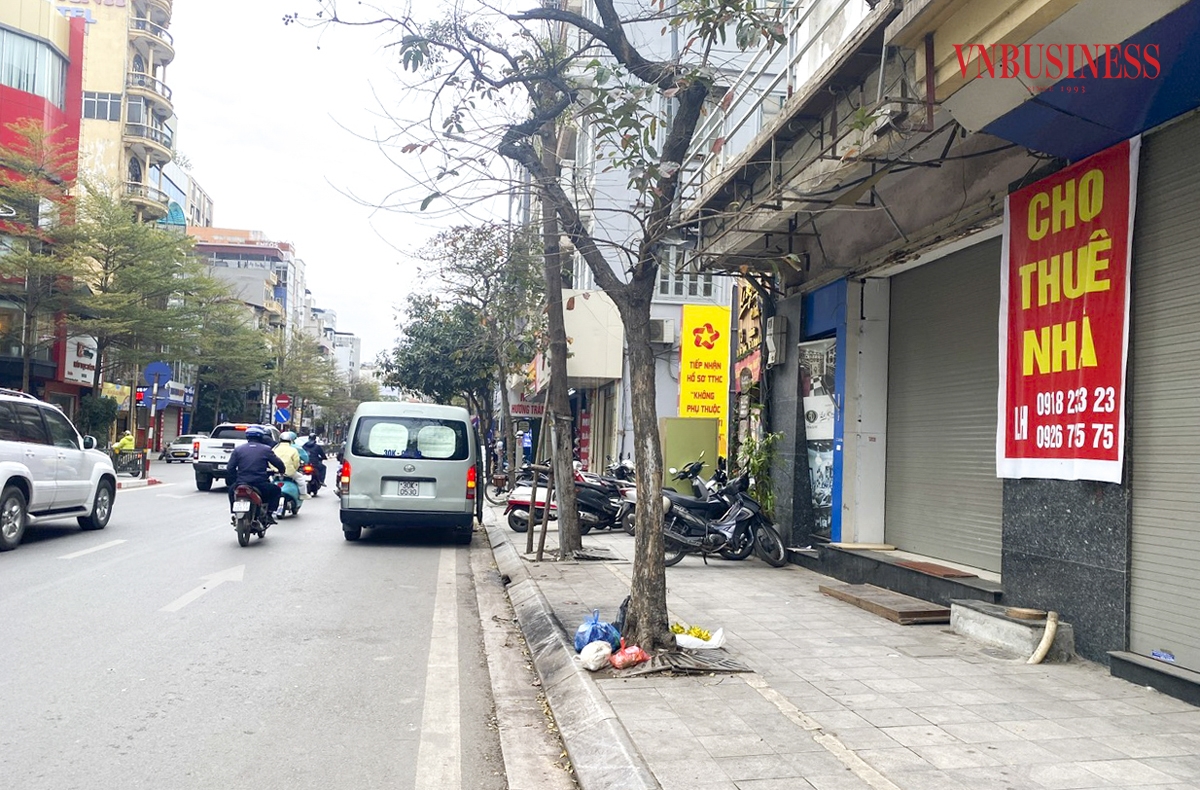 Theo ghi nhận của Pv VnBusiness, sau Tết Nguyên đán, lượng mặt bằng cho thuê tại các tuyến phố lớn của Hà Nội như phố Huế, Bà Triệu, Nguyễn Lương Bằng, Tôn Đức Thắng, Hàng Bông... ngày càng tăng. Nhiều nơi đã treo biển giảm giá thuê nhưng vẫn trong tình cảnh ế ẩm.