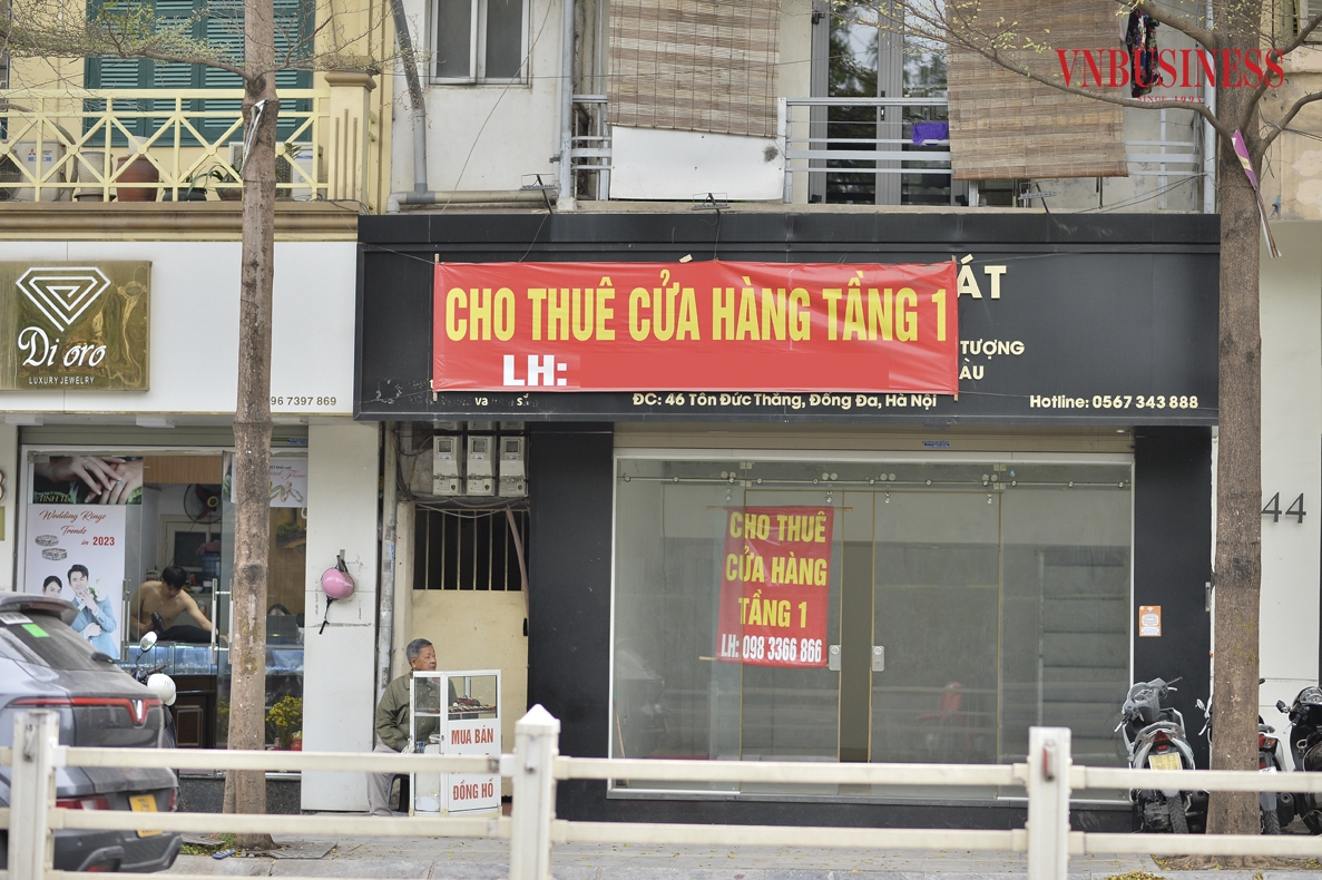 Phố Tôn Đức Thắng, nơi đây vốn sầm uất với những cửa hàng kinh doanh từ nhiều năm lại trở lại đây, giờ bỗng trở nên ảm đạm. La liệt các cửa hàng đóng cửa, treo biển cho thuê.