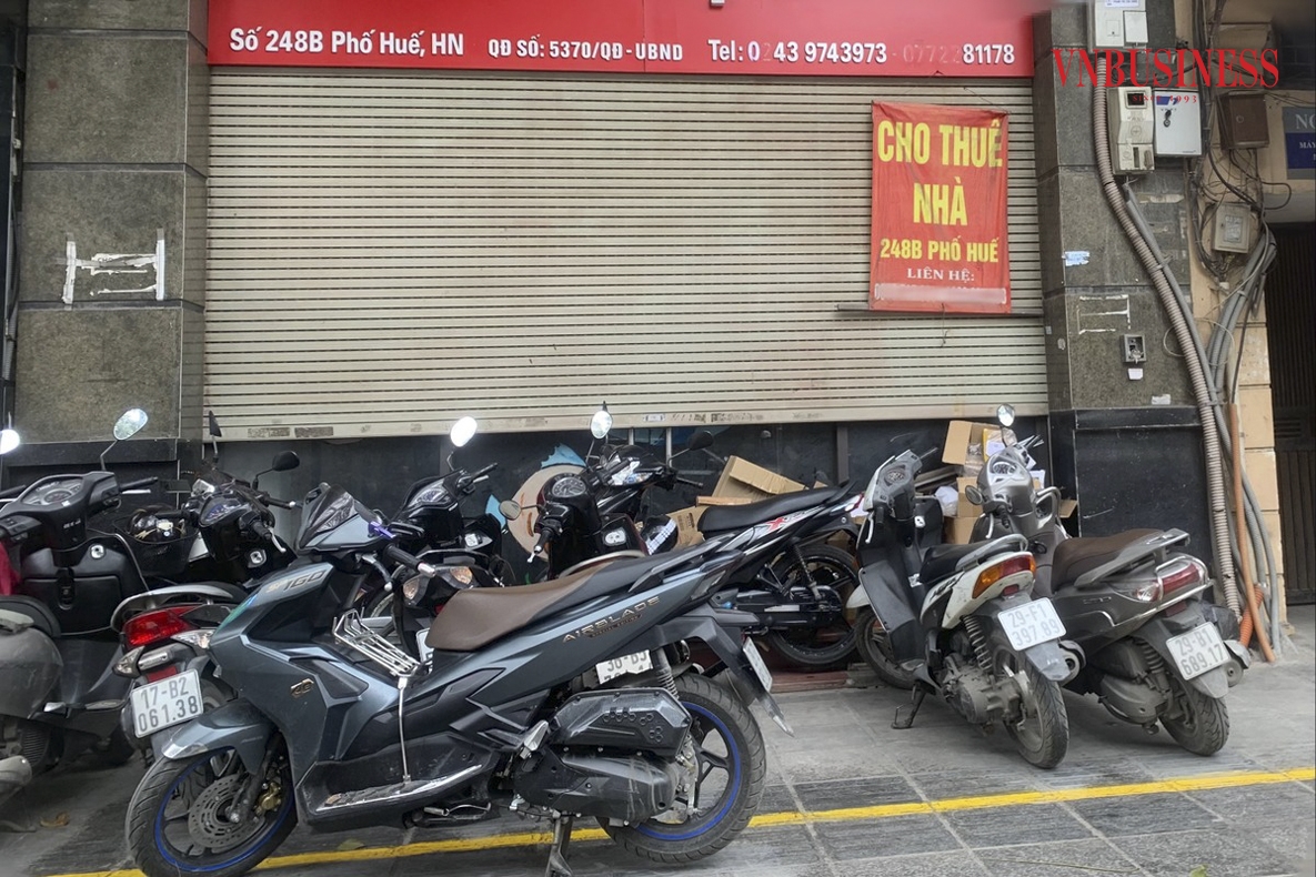 Một mặt bằng treo biển cho thuê nhà qua nhiều năm tại Phố Huế. Trước cửa giờ đã trở thành điểm giữ xe của những hộ kinh doanh ở bên cạnh.