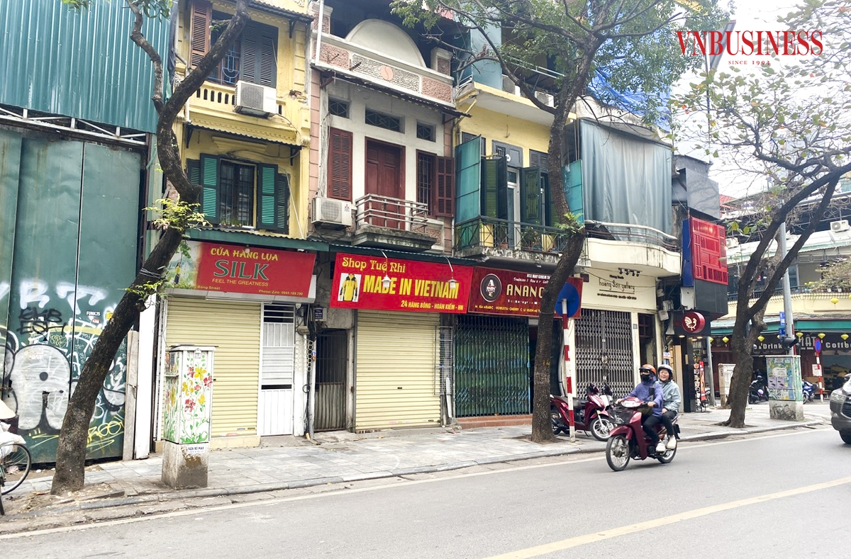 Nhiều người cho biết, từ năm 2023 các cửa hàng kinh doanh, đặc biệt là mặt hàng thời trang đã dịch chuyển sang xu hướng bán online, nên nhiều cửa hàng đã hoàn trả mặt bằng tại các tuyến phố lớn với chi phí đắt đỏ.