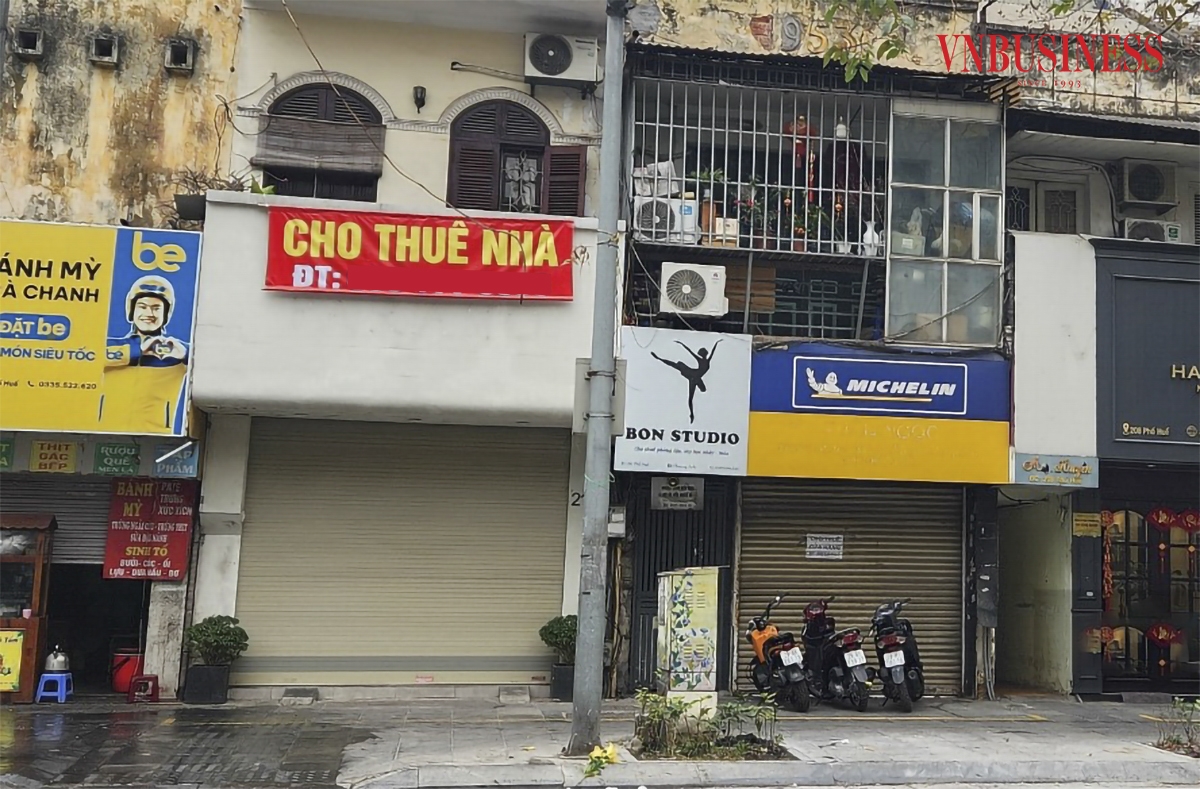 Nhiều người cho biết, từ năm 2023 các cửa hàng kinh doanh, đặc biệt là mặt hàng thời trang đã dịch chuyển sang xu hướng bán online, nên nhiều cửa hàng đã hoàn trả mặt bằng tại các tuyến phố lớn với chi phí đắt đỏ.