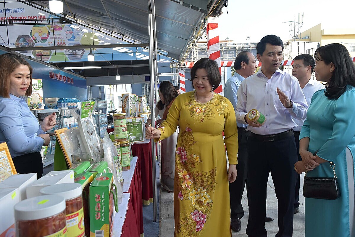 Chủ tịch Liên minh HTX Việt Nam - Cao Xuân Thu Vân tham quan các gian hàng tham gia hội chợ.