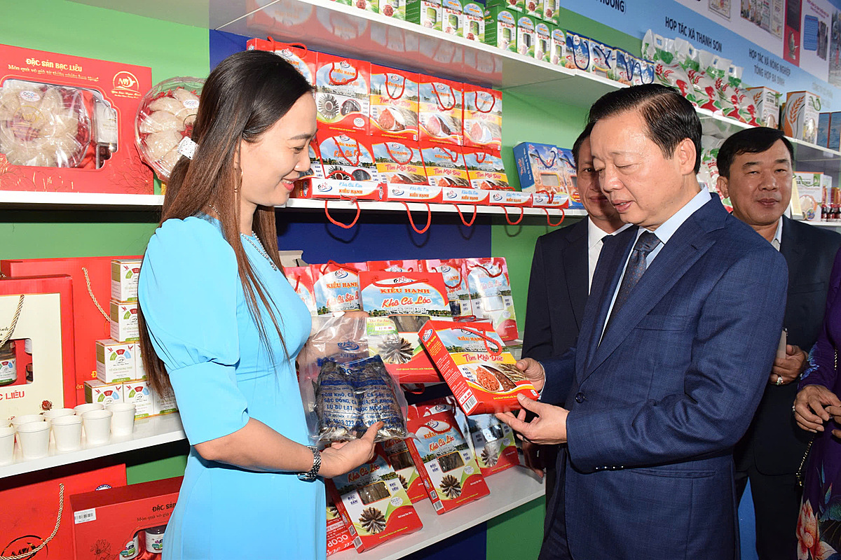 Phó Thủ tướng Trần Hồng Hà tham quan các gian hàng tham gia Hội chợ xúc tiến thương mại cho khu vực kinh tế tập thể, HTX - Bạc Liêu 2025 vào sáng ngày 7/3.