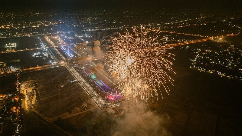 Trục đại lộ lễ hội bừng sáng trong sự kiện chào xuân Ất Tỵ của tỉnh Hà Nam.