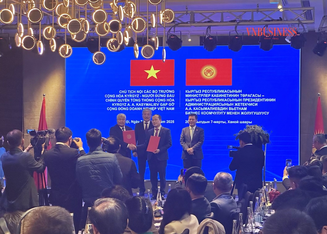 Trao biên bản bản ghi nhớ trước sự chứng kiến của Thủ tướng Cộng hòa Kyrgyzstan Adylbek Kasymaliev và Bộ trưởng Bộ Công Thương Việt Nam Nguyễn Hồng Diên.