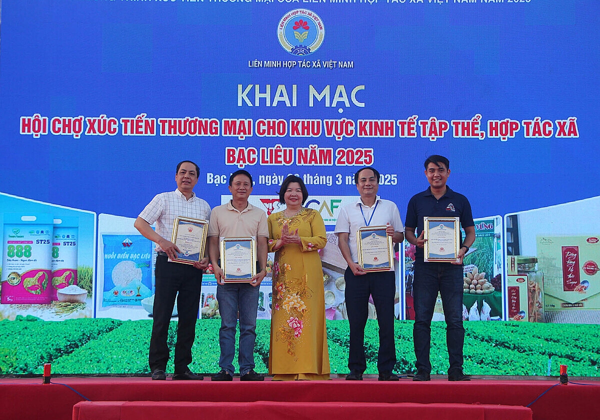 Chủ tịch Liên minh HTX Việt Nam - Cao Xuân Thu Vân tặng bằng khen cho các nhà tài trợ Quỹ hỗ trợ phát triển HTX.