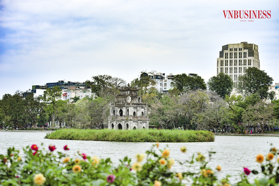 Phía Đông hồ Gươm được xác định là tuyến đường Đinh Tiên Hoàng, tuyến phố này có chiều dài 900 m, nối từ phố Tràng Tiền đến Quảng trường Đông Kinh Nghĩa Thục.