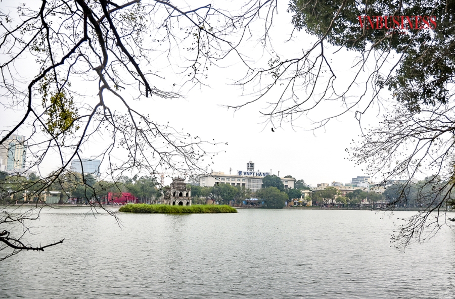 Khu vực này còn là nơi đặt trụ sở HĐND và UBND TP Hà Nội, Tượng đài Lý Thái Tổ, Bưu điện Bờ Hồ, Tổng Công ty Điện lực Hà Nội ...