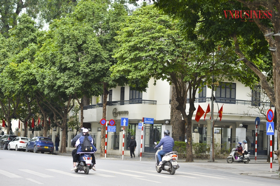 Để thực hiện dự án, loạt trụ sở cơ quan nhà nước tại khu vực đất kim cương đối diện Hồ sẽ phải di dời. Trong đó có Tập đoàn Điện lực Việt Nam, Tổng Công ty Điện lực miền Bắc, Tổng Công ty Truyền tải điện quốc gia, Tổng Công ty Điện lực Hà Nội.