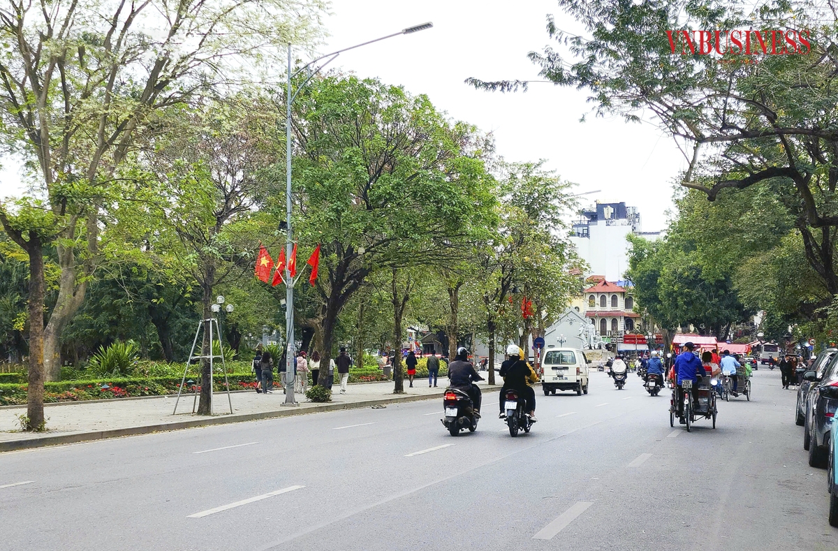 Chủ tịch UBND Thành phố Hà Nội Trần Sỹ Thanh yêu cầu các sở ban ngành liên quan hỗ trợ thực hiện di dời, tái định cư, tạm cư theo quy định; hỗ trợ trong quá trình di chuyển, triển khai dự án đầu tư tại vị trí mới; đảm bảo điều kiện hoạt động của cơ quan, doanh nghiệp, ổn định sinh hoạt, đời sống của nhân dân.