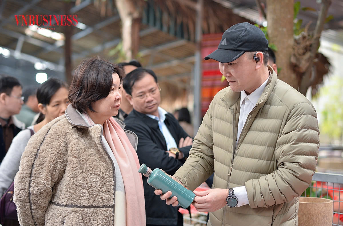 Chủ tịch Liên minh HTX Việt Nam Cao Xuân Thu Vân trao đổi với anh Đỗ Hùng, người đã khôi phục cách làm men lá cổ truyền xứ Mường.