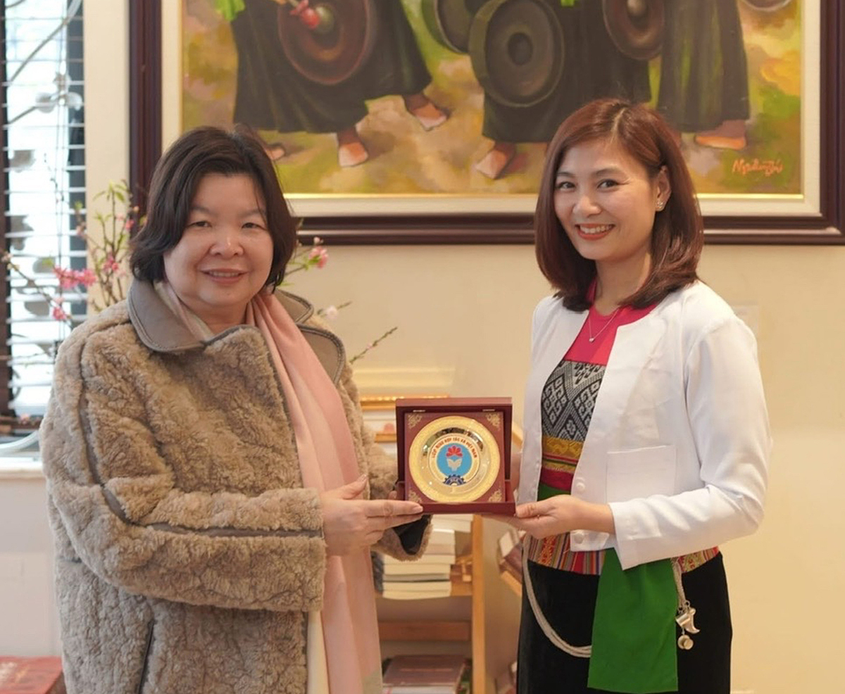 Chủ tịch Liên minh HTX Việt Nam &lpar;trái&rpar; trao kỷ niệm chương cho Giám đốc HTX Thạch Yên.