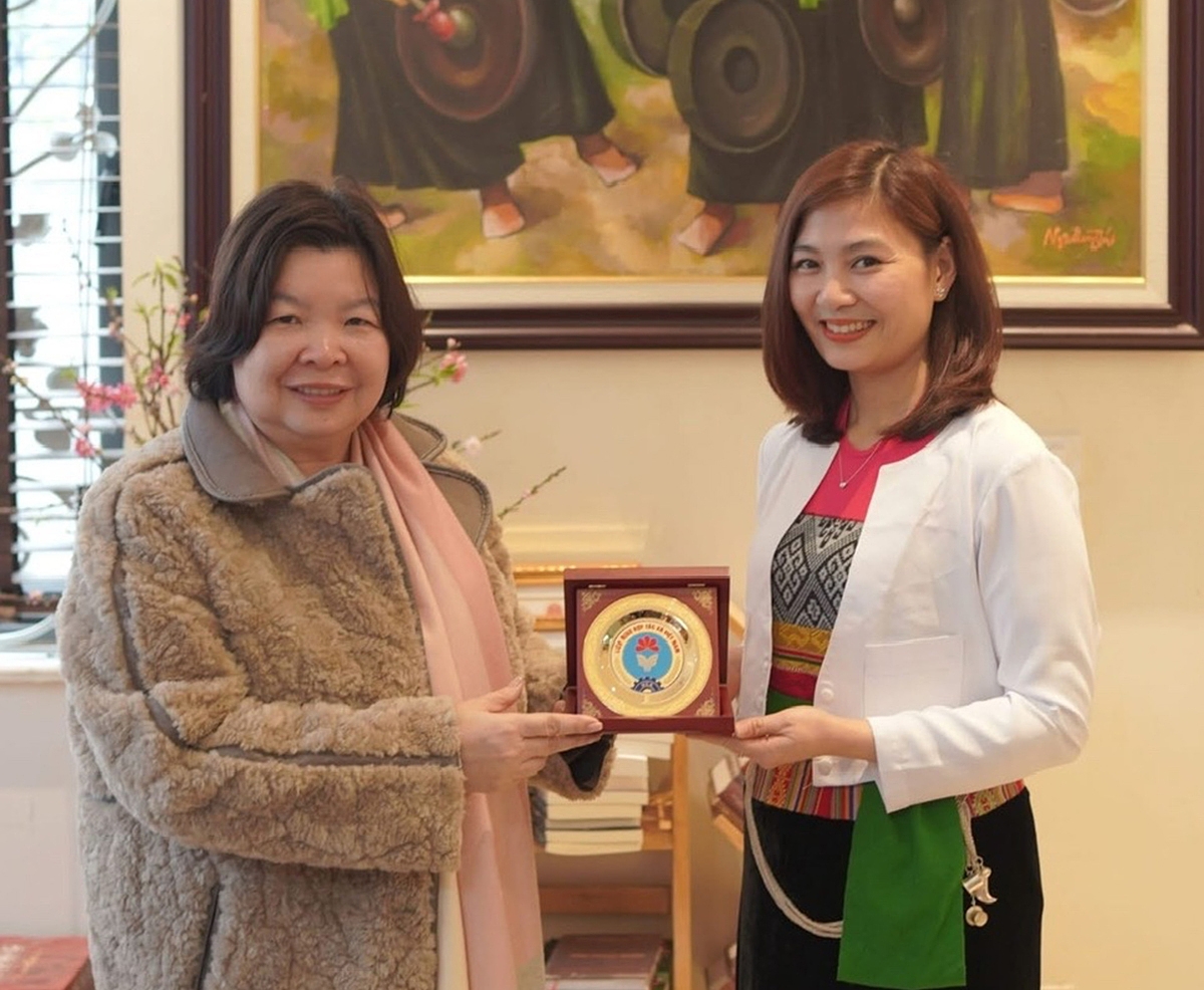 Chủ tịch Liên minh HTX Việt Nam &lpar;trái&rpar; trao kỷ niệm chương cho Giám đốc HTX Thạch Yên.