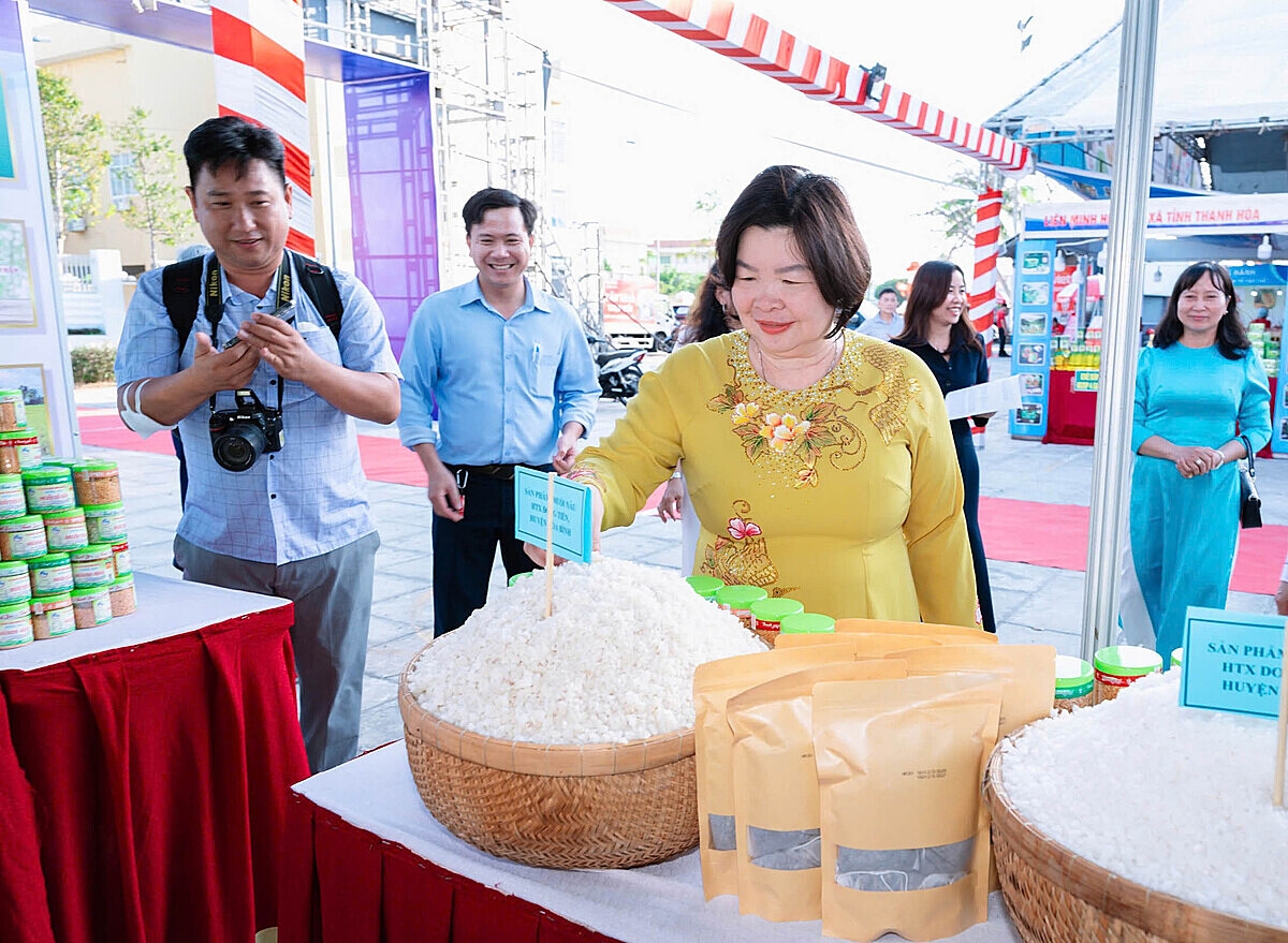 Chủ tịch Liên minh HTX Việt Nam - Cao Xuân Thu Vân tham quan các gian hàng tham gia Hội chợ xúc tiến thương mại khu vực kinh tế tập thể, hợp tác xã - Bạc Liêu 2025.