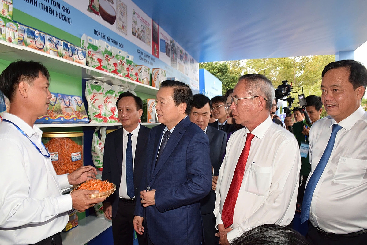 Phó Thủ tướng Chính phủ – Trần Hồng Hà tham quan các gian hàng trưng bày các sản phẩm đặc sản của các địa phương, các sản phẩm OCOP… bên lề Hội nghị Xúc tiến đầu tư 2025.