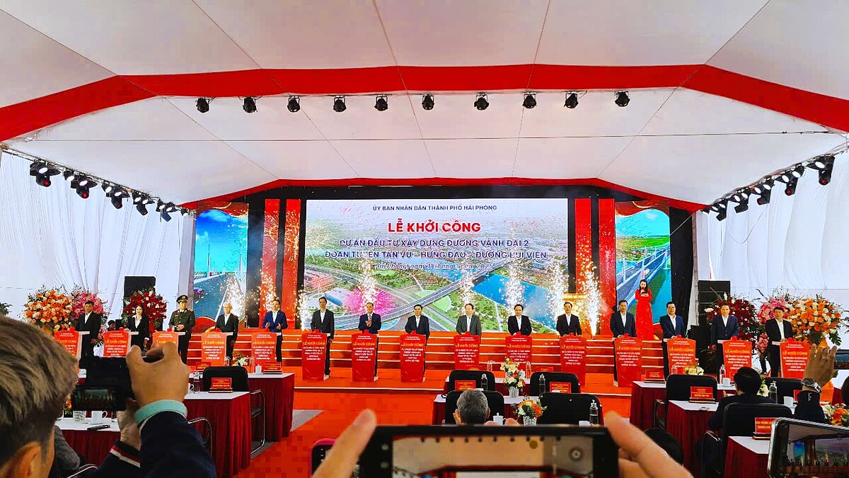 Các đại biểu bấm nút khởi công dự án.