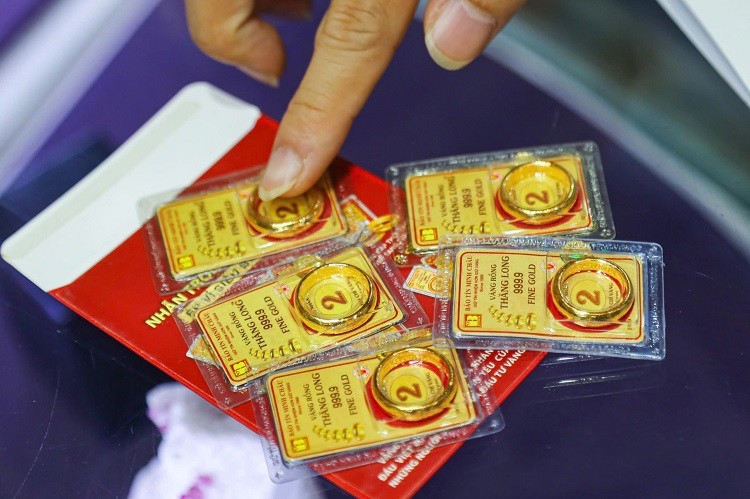 Vàng nhẫn giao dịch quanh 93 triệu đồng/lượng.