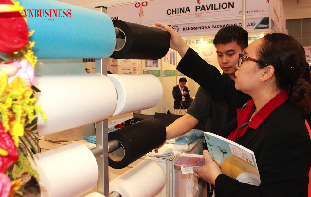 Nhu cầu sử dụng nguyên liệu vải không dệt ở Việt Nam là rất lớn nhưng nguồn cung trong nước không đáp ứng được nên vẫn còn phụ thuộc vào nhập khẩu &lpar;nhất là từ Trung Quốc&rpar;.