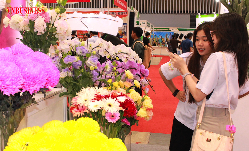 Các nhà bán lẻ hoa tươi cần có chiến lược tiếp thị, bán hàng thích ứng với kỷ nguyên số trên thị trường “sân nhà”, nhất là trước xu hướng mua sắm online.
