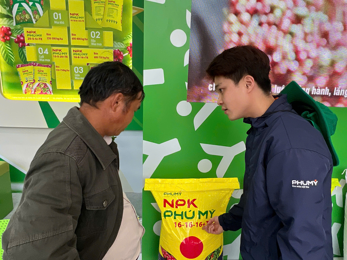 Tư vấn về sản phẩm phân bón Phú Mỹ và hướng dẫn kỹ thuật bón phân hiệu quả tại gian hàng.