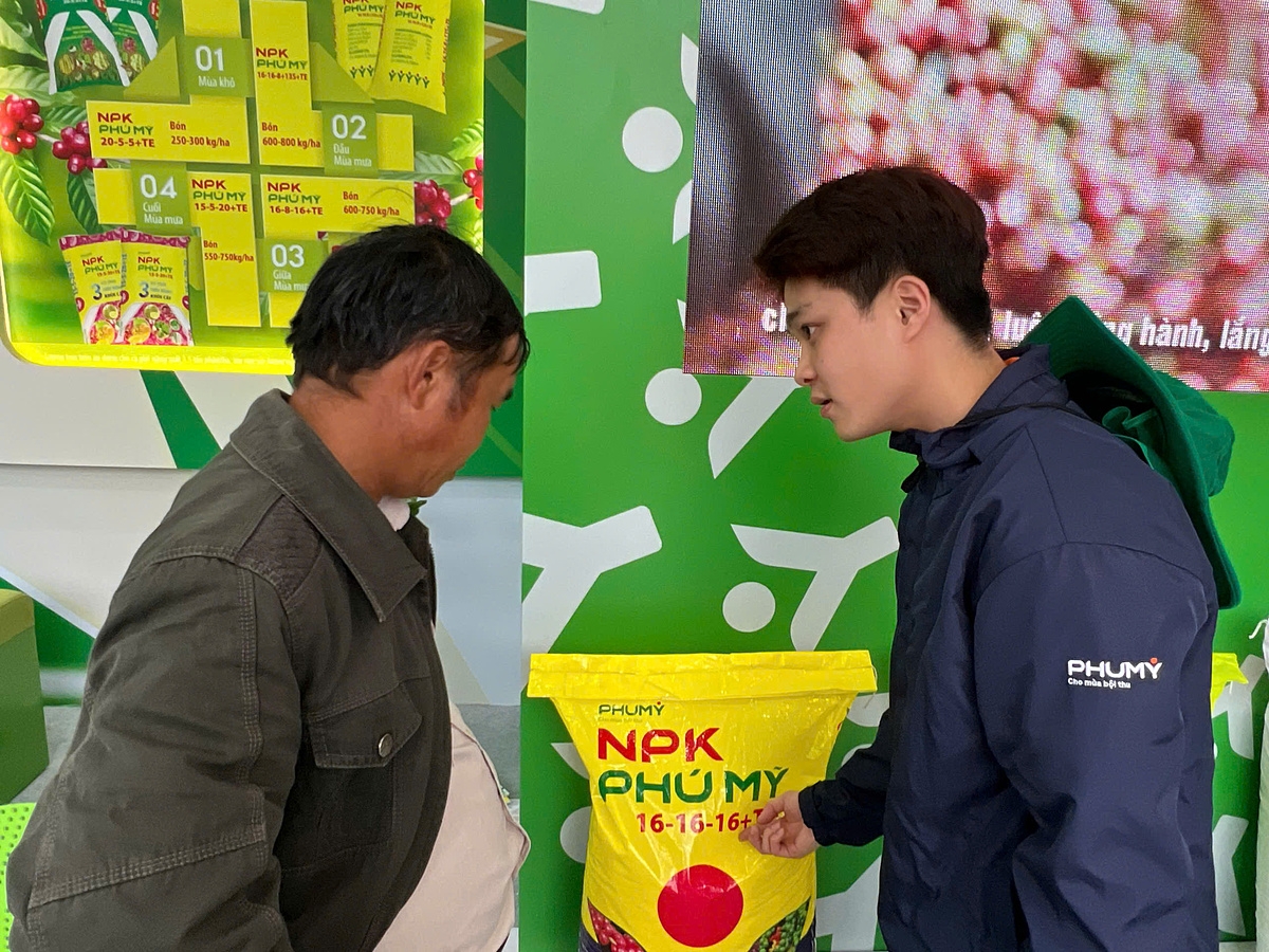 Tư vấn về sản phẩm phân bón Phú Mỹ và hướng dẫn kỹ thuật bón phân hiệu quả tại gian hàng.