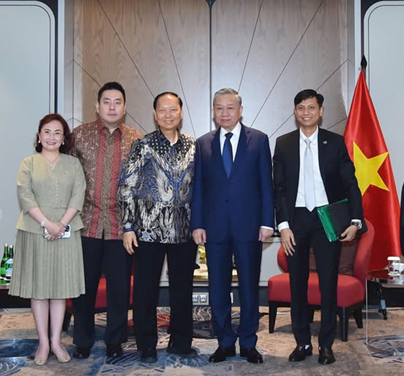 Tổng Bí thư Tô Lâm chụp ảnh cùng lãnh đạo TTC AgriS và Sungai Budi Group trong chuyến thăm Indonesia cấp Nhà nước.