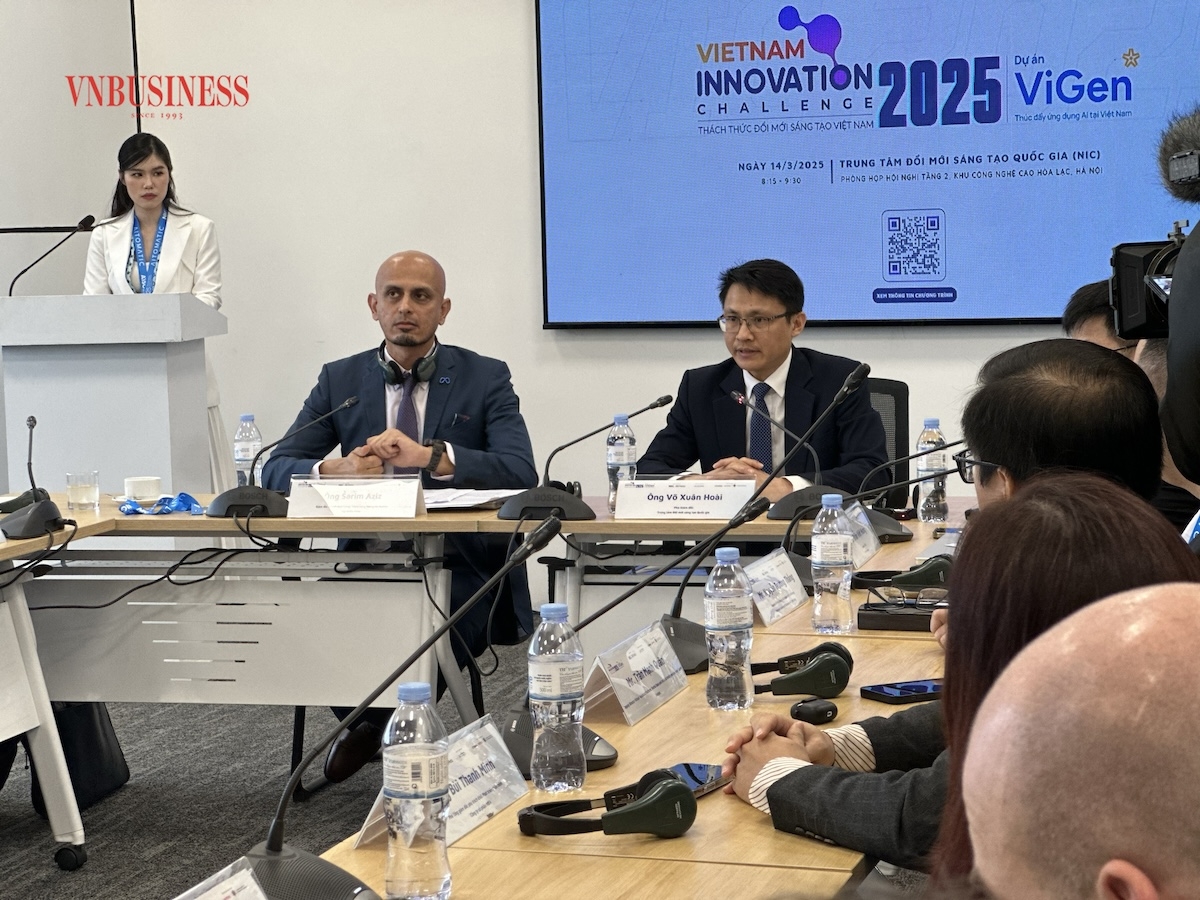 Ông Sarim Aziz, Giám đốc Chính sách Công tại Meta &lpar;trái&rpar; và ông Võ Xuân Hoài, Phó Giám đốc NIC &lpar;phải&rpar;.